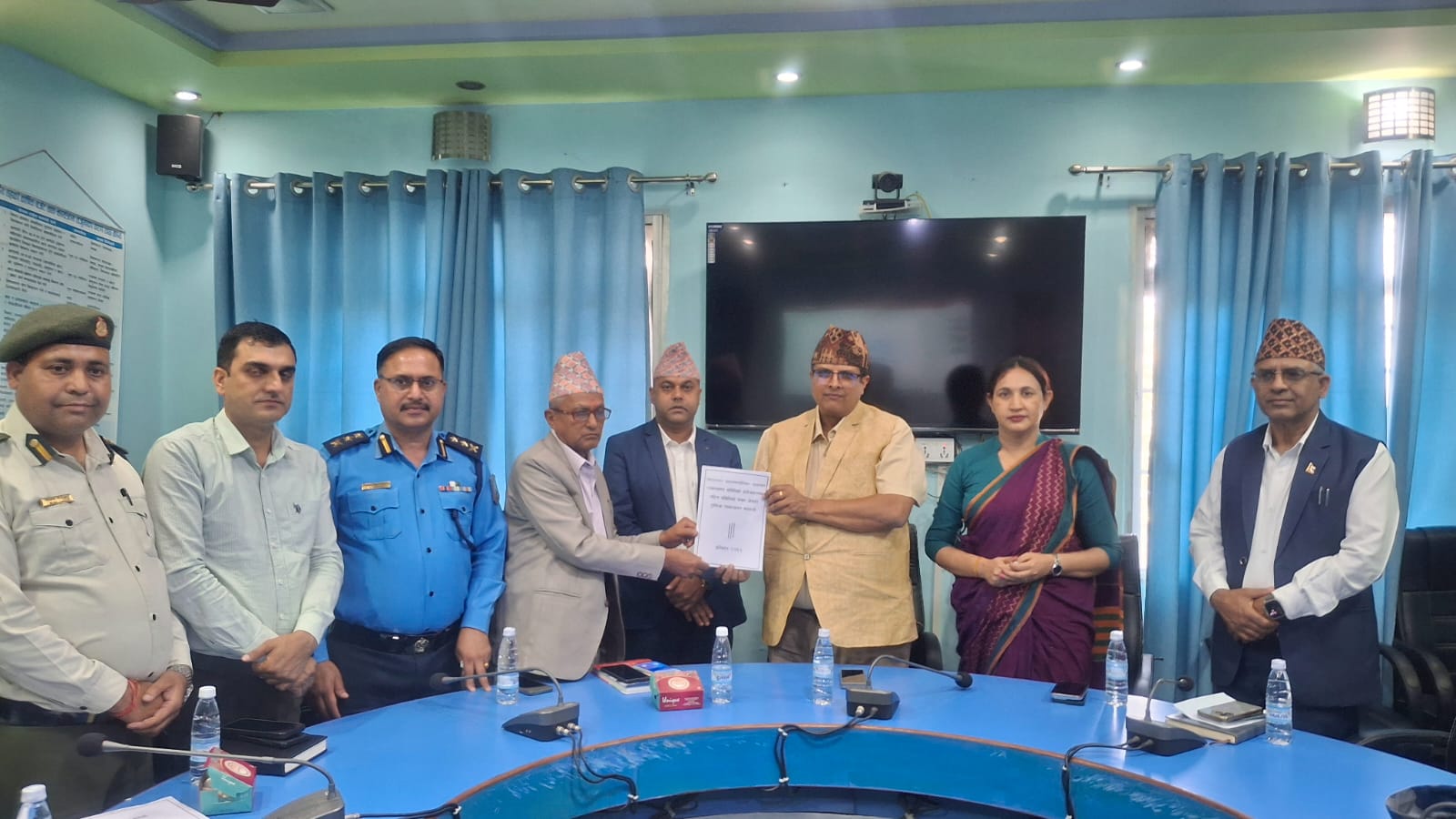 मेयर कोइरालालाई ट्राफिक व्यवस्थापनसम्बन्धी प्रतिवेदन हस्तान्तरण 